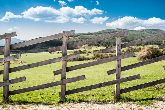 Foto valla en el campo contra el cielo