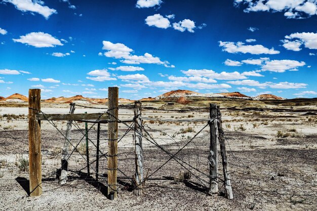 Foto valla en el campo contra el cielo