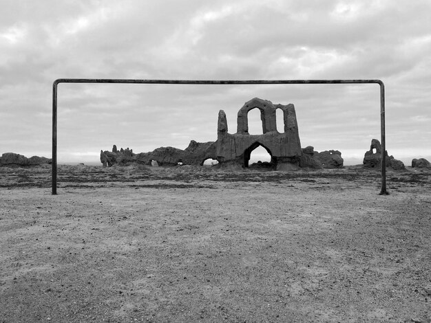 Foto valla en el campo contra el cielo