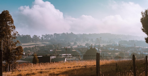 Valla y campos Un día brillante y hermoso en el campo