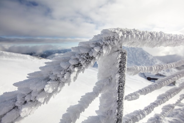 Valla de escaleras cubiertas de nieve y hielo que ilustra el frío extremo en invierno