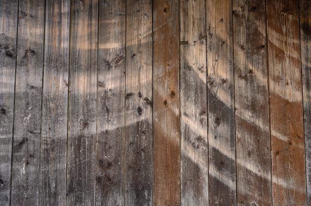 Valla de fondo hecha de viejas tablas de madera con espacio de copia de textura