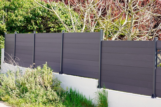 Foto valla gris alta barrera moderna listones de aluminio suburbio casa protección vista hogar