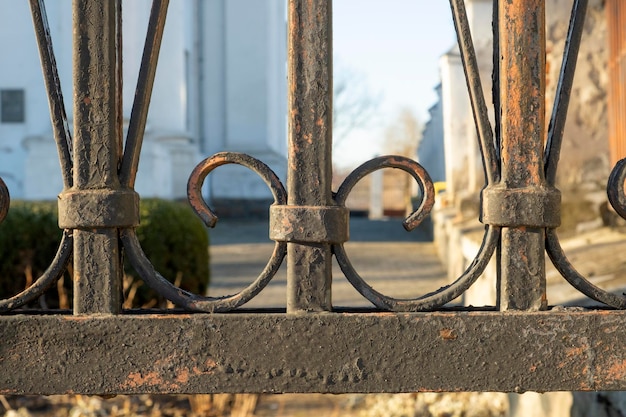 Una valla de hierro forjado decorada oxidada Detalle de una antigua valla de hierro retro hecha con hierro decorado