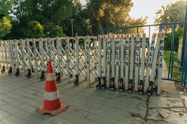 Foto valla con la inscripción policía vallas de la policía en turquía antalya febrero 2022