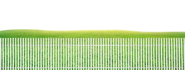 Valla de madera blanca con fondo de hierba verde