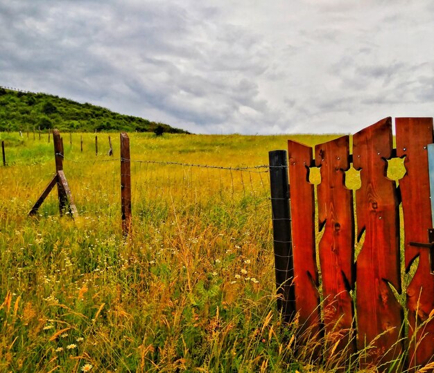 Foto valla de madera en el campo contra el cielo