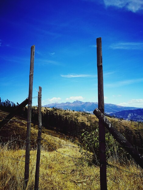 Foto valla de madera en el campo contra el cielo