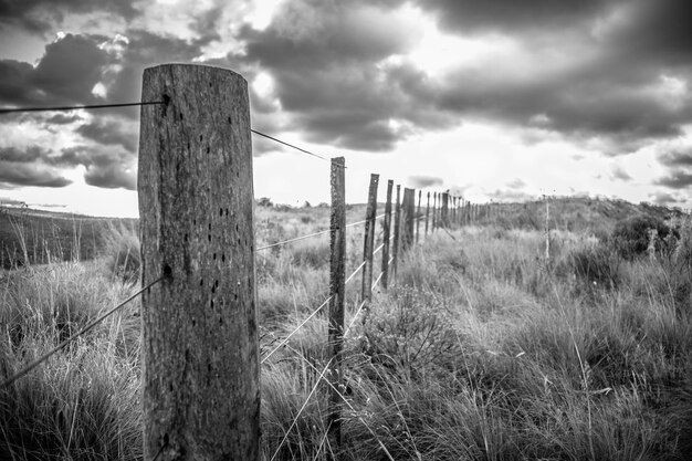 Foto valla de madera en el campo contra el cielo