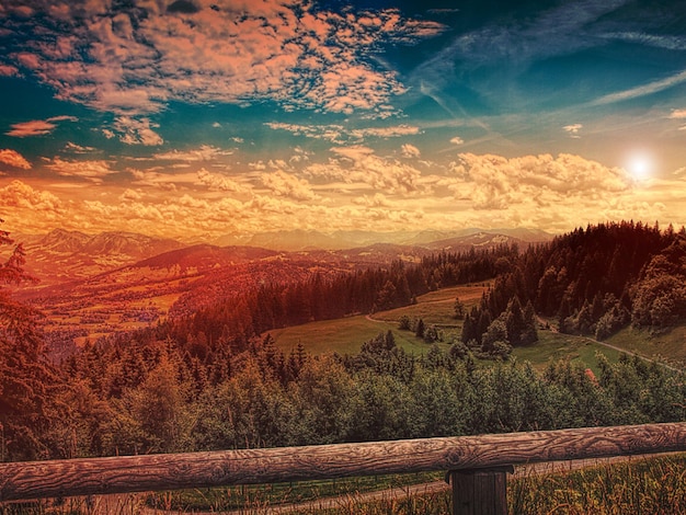 Una valla de madera con un cielo nublado de fondo