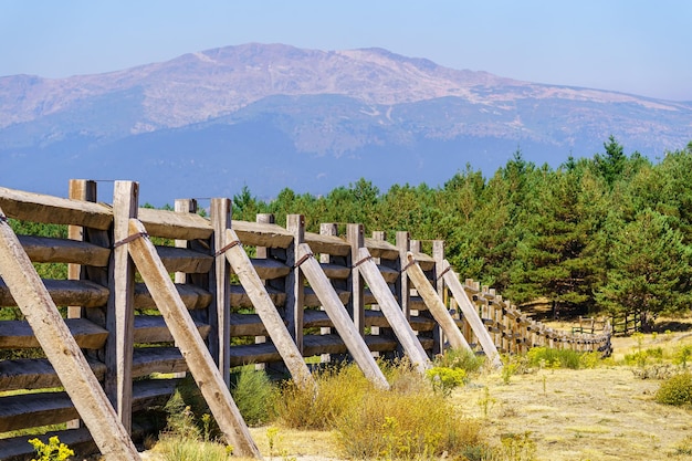 Valla de madera contra el fuerte viento que baja de la cima de la montaña en la Comunidad de Madrid España