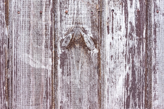 Valla de madera con fondo de madera de tablón rústico corteza marrón.