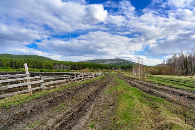 Valla de madera de la granja Ural del Sur y tierra cultivable con una vegetación paisajística única y diversidad de la naturaleza