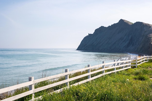 Valla de madera junto al mar