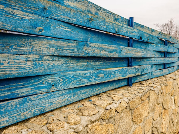 Una valla de madera larga hecha de tablas horizontales.