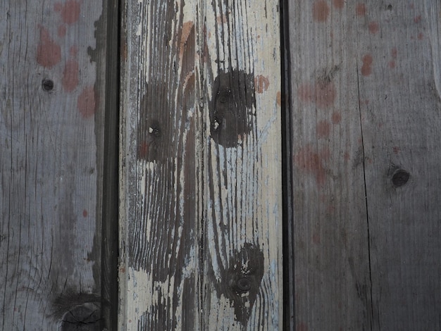 Una valla de madera con una mancha roja.