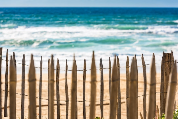 Valla de madera en una playa atlántica en Francia El Departamento de Gironda Disparo con un enfoque selectivo