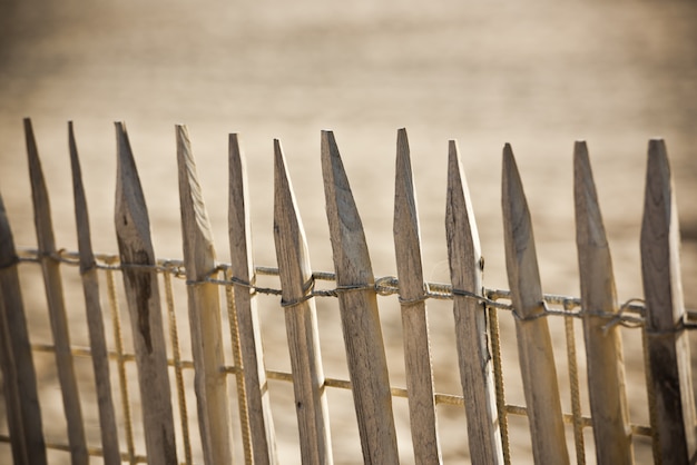 Valla de madera en la playa del Atlántico en Francia