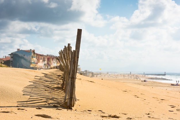 Valla de madera en la playa del Atlántico en Francia