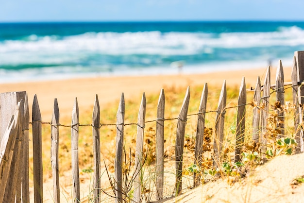 Valla de madera en una playa del Atlántico en Francia