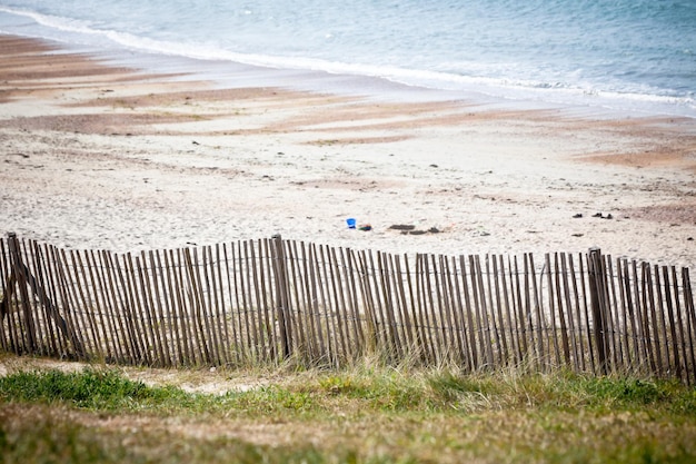 Valla de madera en la playa del norte de Francia