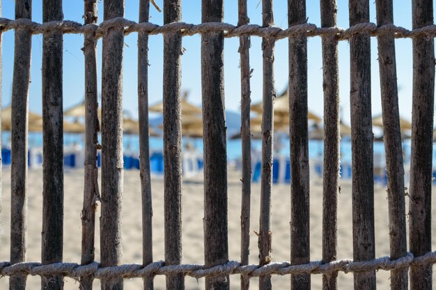 Foto valla de madera en la playa