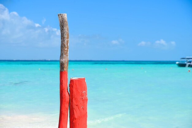 valla de madera en la playa