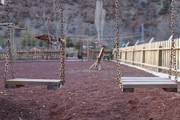 Una valla de madera rodea el patio de recreo.