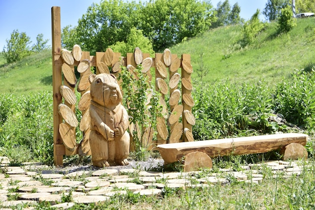 Valla de madera tallada con figuras de marmotas en la entrada a la Reserva Natural de las Montañas Sengileevsky Rusia