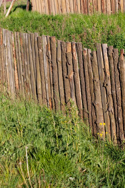 Una valla de madera vieja en el campo