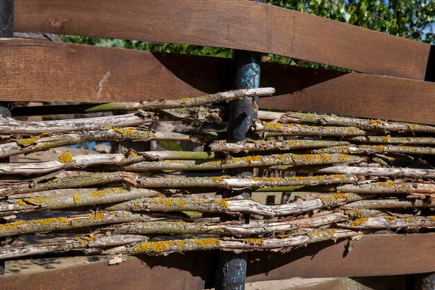 Una valla de madera vieja en el campo