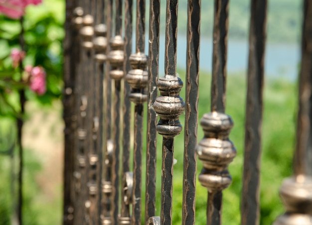 Valla de metal de hierro de cerca. Valla de acero decorativo en jardín extirior.