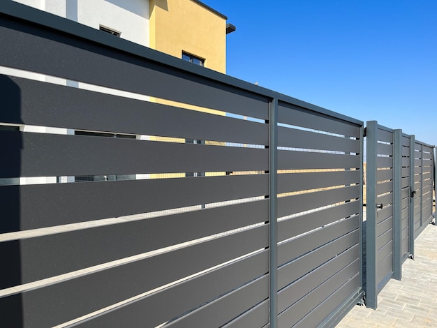 Foto valla de metal moderna para cercar el área del patio secciones horizontales de la cerca de metal