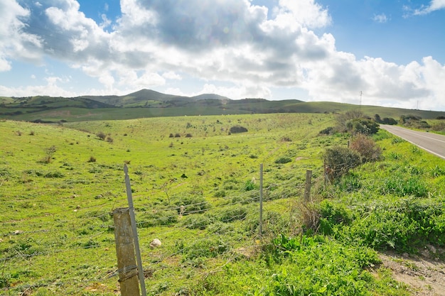 Valla metálica bajo un cielo nublado en el campo de Cerdeña