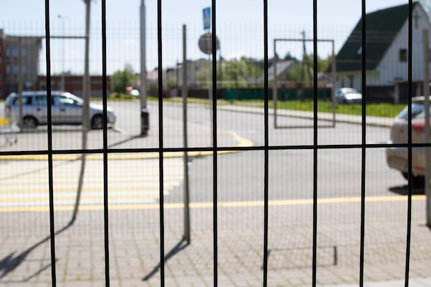 Valla metálica en el fondo del estacionamiento