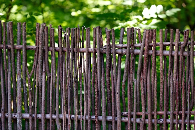 Valla de mimbre en el jardín