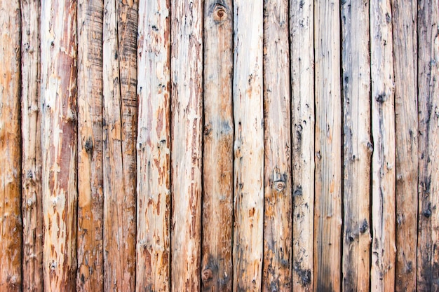 Valla natural nudosa de madera de fondo envejecido hecha de tablones verticales