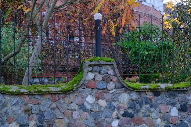 Valla de piedra antigua cubierta de musgo verde