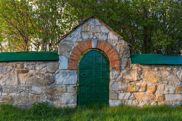 Valla de piedra caliza con portillo remachado de hierro