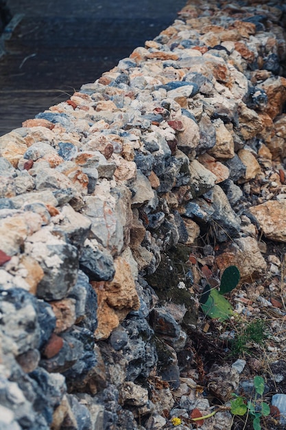 Valla de piedra de diseño moderno exterior de piedra agrietada con cemento