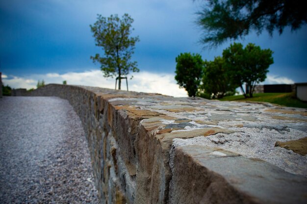 Valla de piedra con el fondo desenfocado