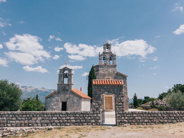 Valla de piedra con una puerta cerca de la antigua iglesia de la santísima trinidad budva montenegro