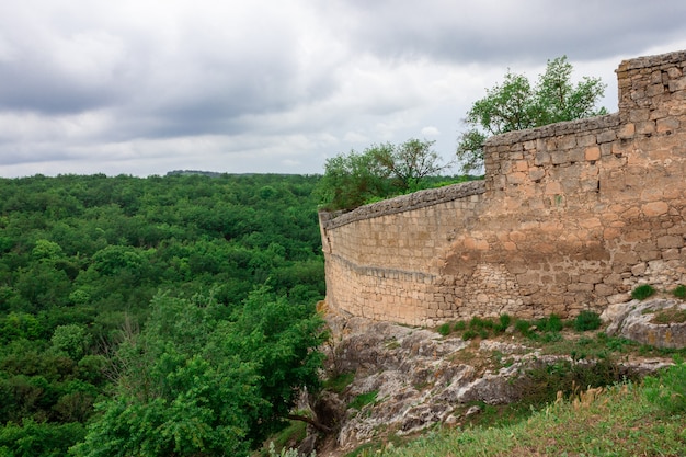 Una valla de piedra sobre un acantilado. La antigua muralla de la ciudad medieval.