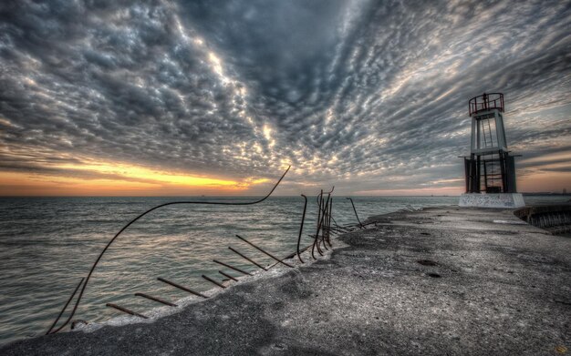 Foto una valla que ha sido hecha por un barco en él