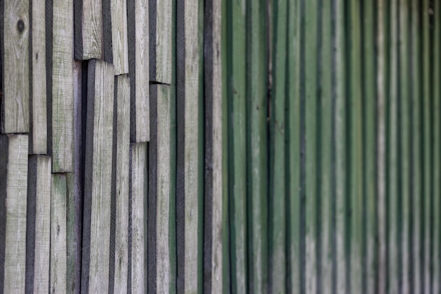 Valla de tablones de madera envejecida de fondos de tablas planas