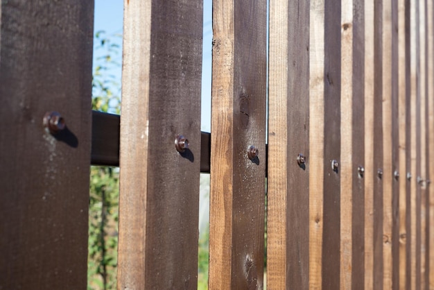 Valla de tablones de madera sobre fondo de cielo azul