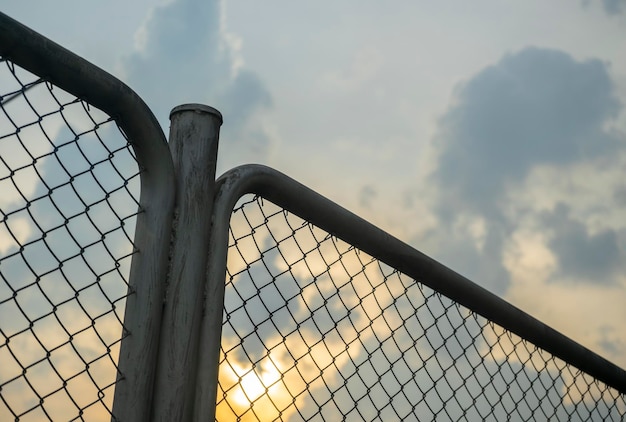 Valla de tela metálica Al anochecer o al atardecer