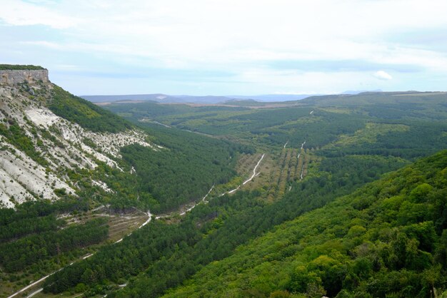 valle al pie de la montaña