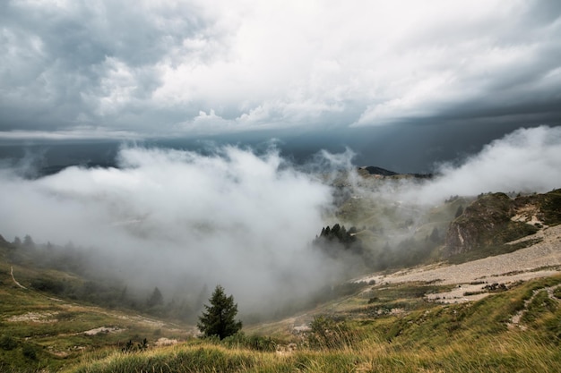 Valle alpino con nubes