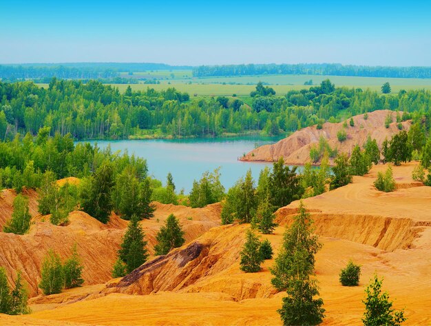 Valle de arena con espectacular fondo de paisaje de lago aqua